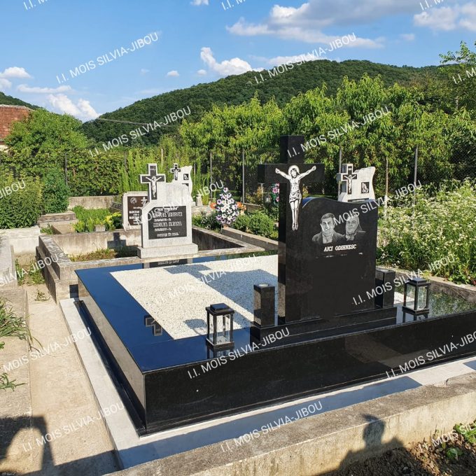 Monument Funerar placat cu granit negru si cruce granit model 23-a